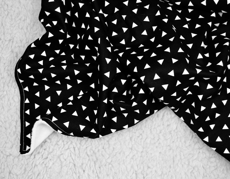 Triangle Crib Blanket - Black and White - Olli+Lime